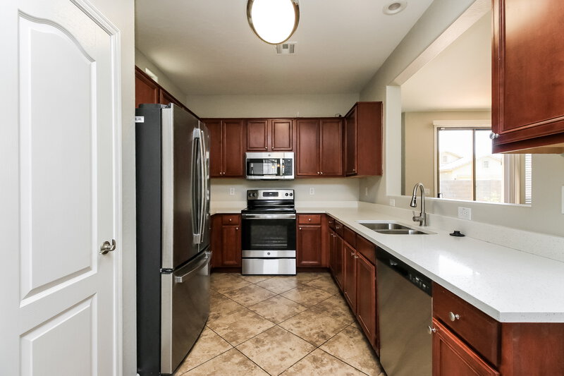2,295/Mo, 2739 S Cupertino Dr Gilbert, AZ 85295 Kitchen View