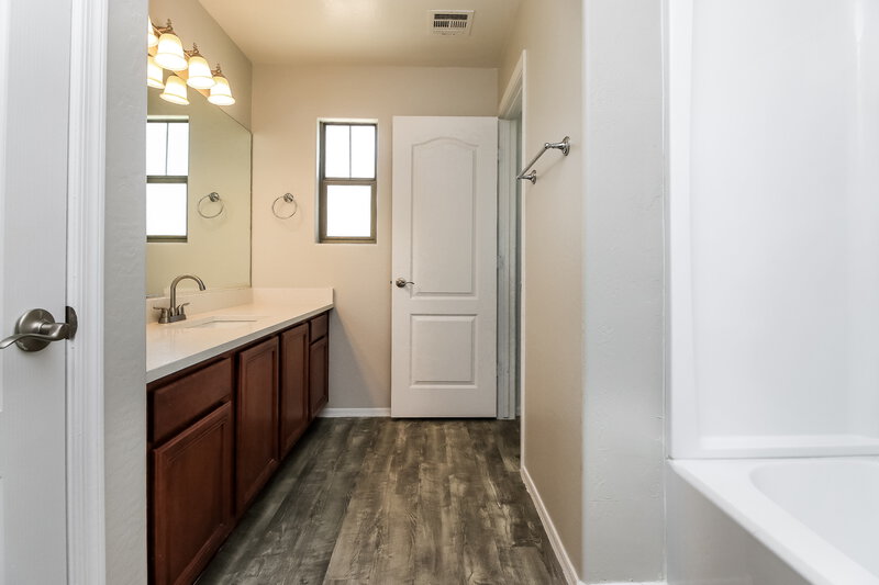 2,295/Mo, 2739 S Cupertino Dr Gilbert, AZ 85295 Main Bathroom View