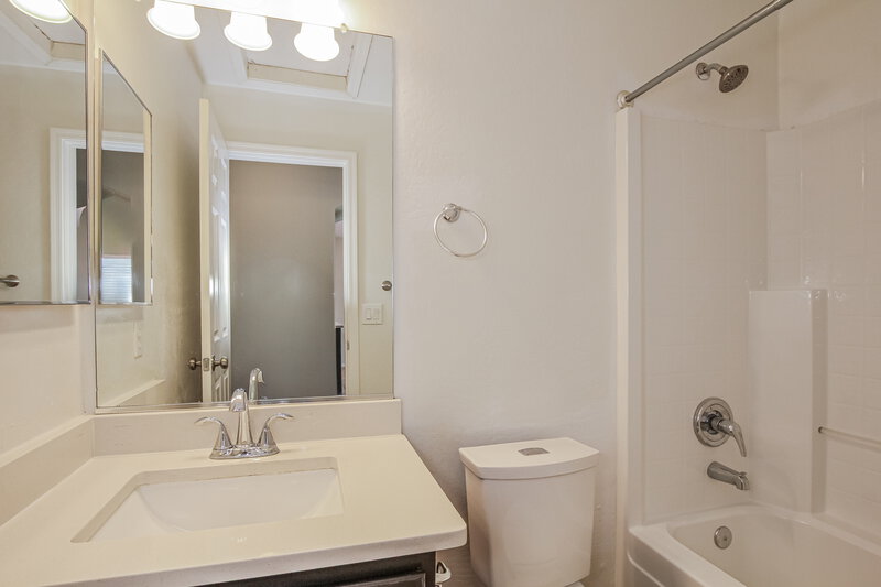 1,620/Mo, 12024 W Rosewood Dr El Mirage, AZ 85335 Bathroom View
