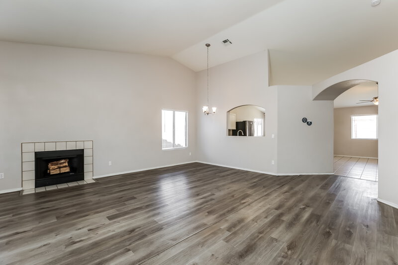 2,080/Mo, 5307 N 79th Dr Glendale, AZ 85303 Living Room View