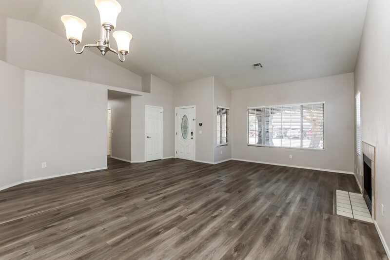 2,080/Mo, 5307 N 79th Dr Glendale, AZ 85303 Living Room View 2