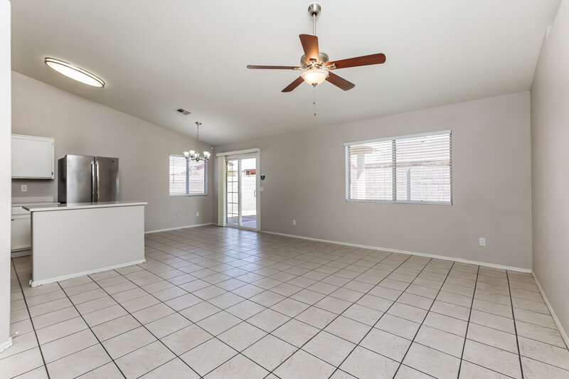 2,080/Mo, 5307 N 79th Dr Glendale, AZ 85303 Family Room View