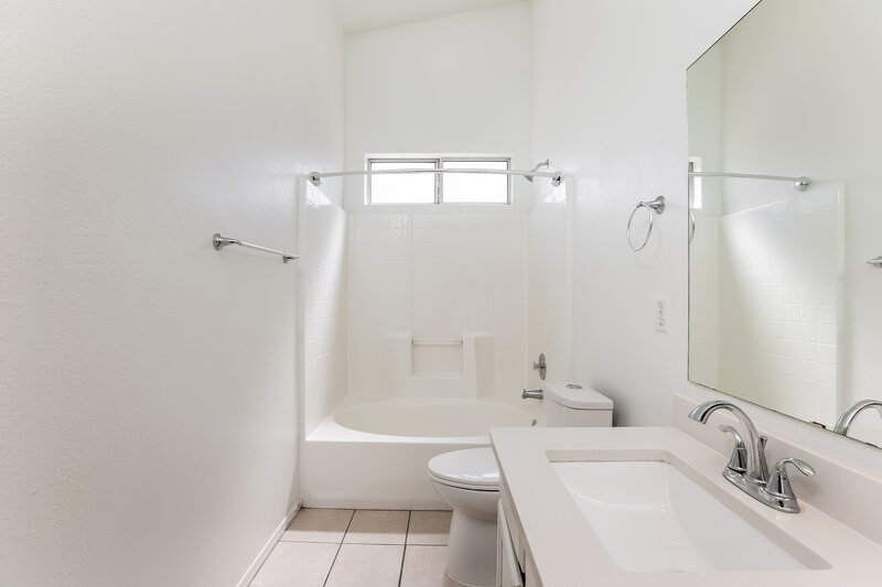 2,080/Mo, 5307 N 79th Dr Glendale, AZ 85303 Main Bathroom View