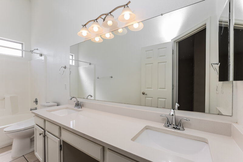 2,080/Mo, 5307 N 79th Dr Glendale, AZ 85303 Main Bathroom View 2