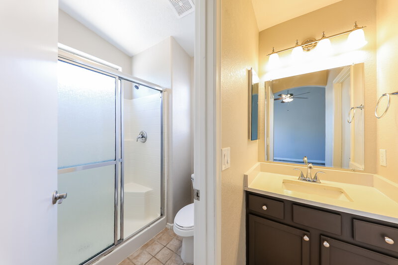 1,800/Mo, 13362 W Mauna Loa Ln Surprise, AZ 85379 Main Bathroom View