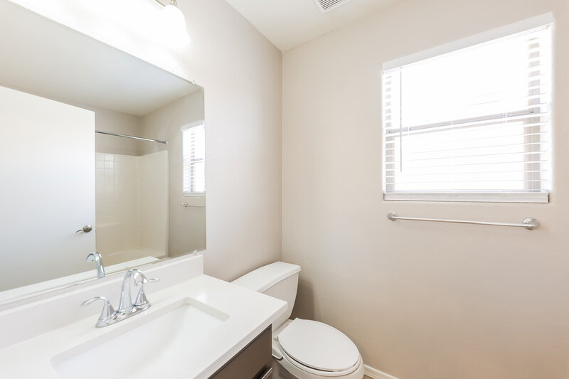1,800/Mo, 13362 W Mauna Loa Ln Surprise, AZ 85379 Bathroom View