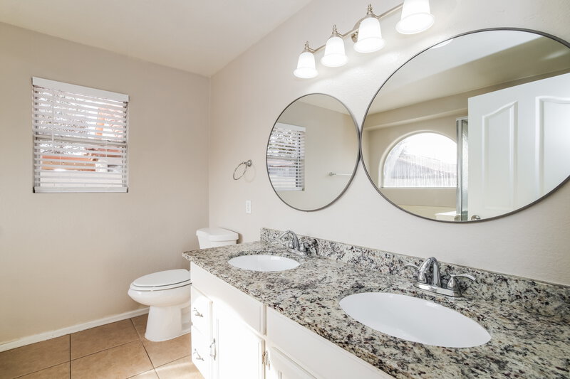 2,320/Mo, 6925 E Laguna Azul Ave Mesa, AZ 85209 Main Bathroom View