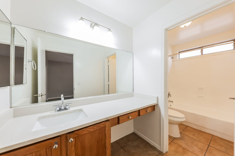 2,040/Mo, 12430 W Valentine Ave El Mirage, AZ 85335 Main Bathroom View