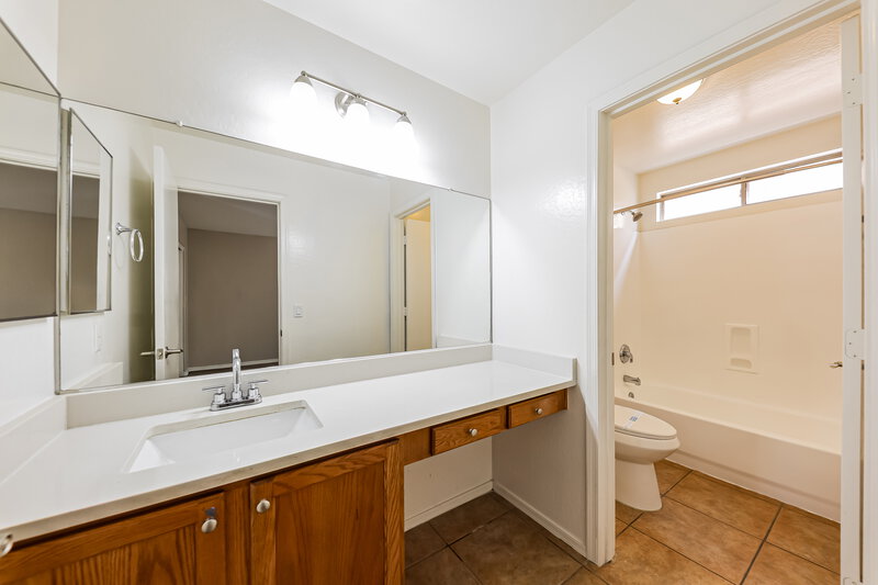 1,925/Mo, 12430 W Valentine Ave El Mirage, AZ 85335 Main Bathroom View