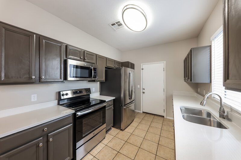 1,835/Mo, 4010 W Pollack St Phoenix, AZ 85041 Kitchen View 2
