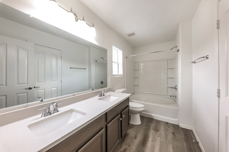 1,835/Mo, 4010 W Pollack St Phoenix, AZ 85041 Main Bathroom View