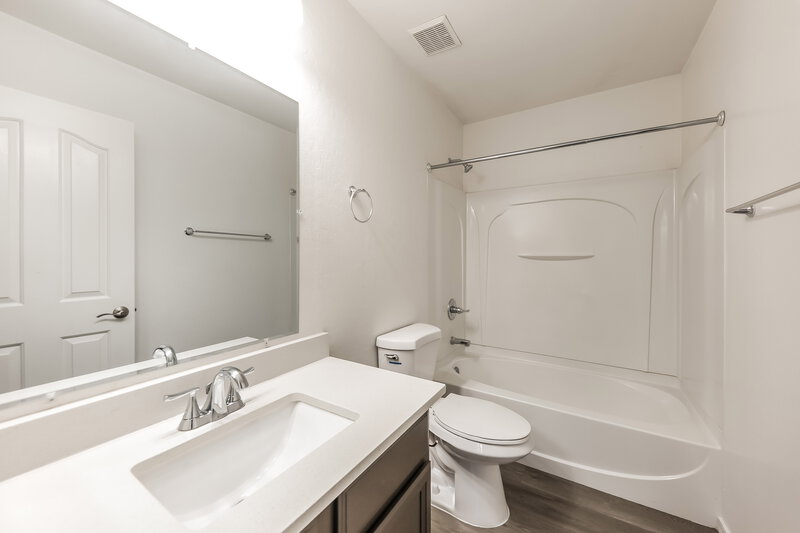 1,835/Mo, 4010 W Pollack St Phoenix, AZ 85041 Bathroom View