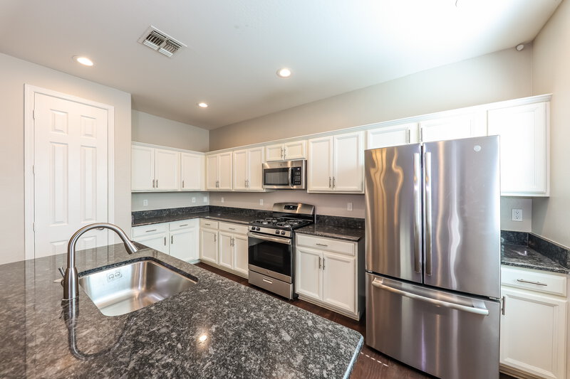 1,990/Mo, 1187 N 164th Ave Goodyear, AZ 85338 Kitchen View