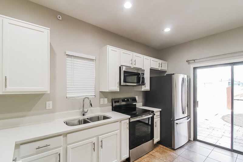 0/Mo, 10317 W Monterosa Ave Phoenix, AZ 85037 Kitchen View
