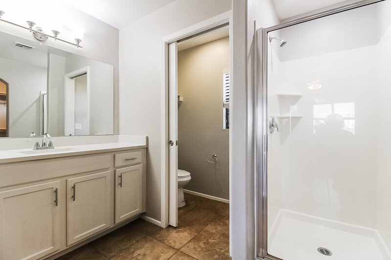 0/Mo, 10317 W Monterosa Ave Phoenix, AZ 85037 Main Bathroom View