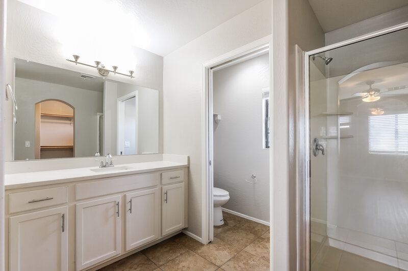 1,815/Mo, 10317 W Monterosa Ave Phoenix, AZ 85037 Main Bathroom View