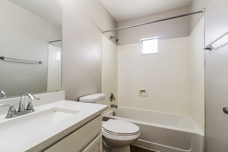 0/Mo, 10317 W Monterosa Ave Phoenix, AZ 85037 Bathroom View