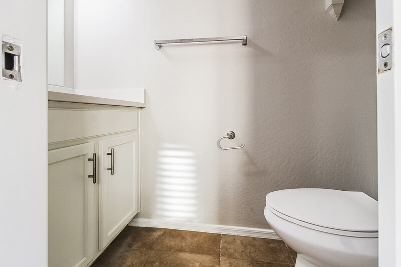 0/Mo, 10317 W Monterosa Ave Phoenix, AZ 85037 Bathroom View 2