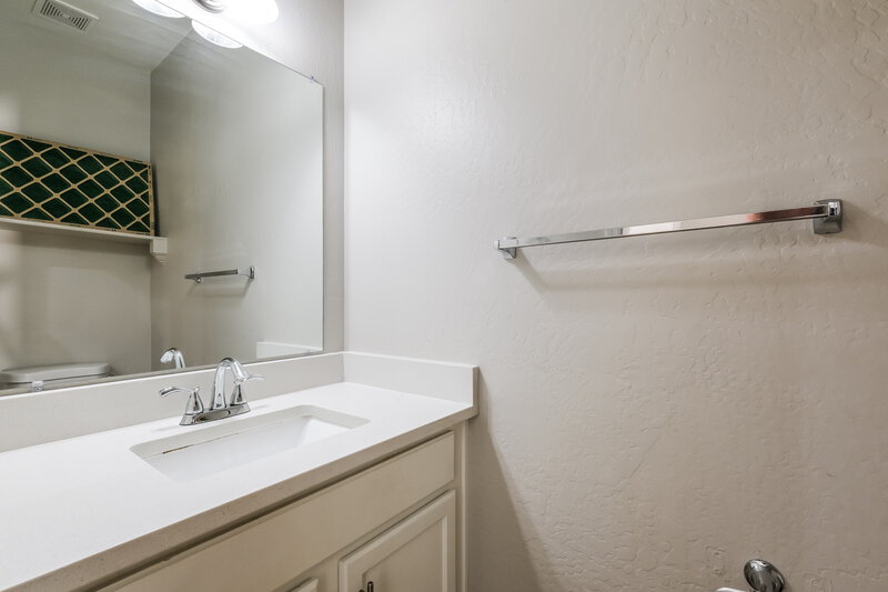 1,815/Mo, 10317 W Monterosa Ave Phoenix, AZ 85037 Bathroom View 2
