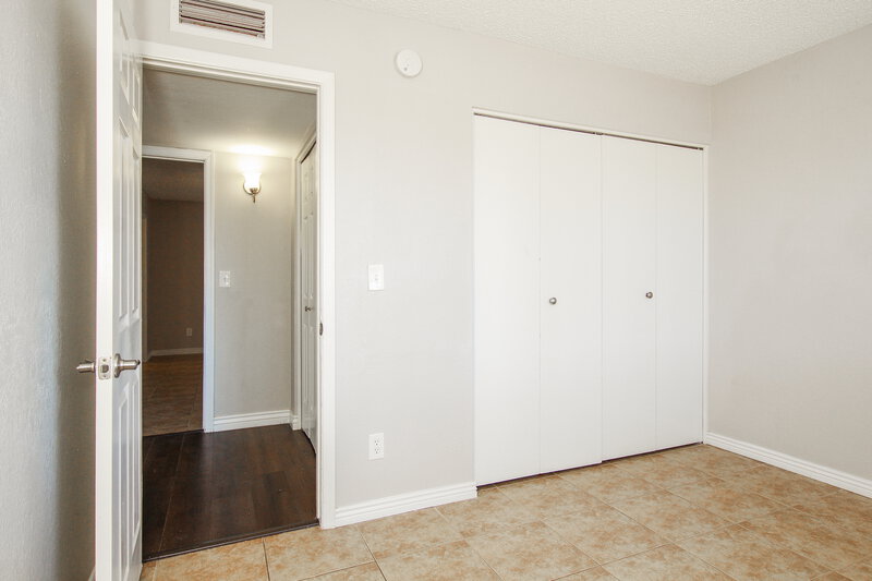 2,015/Mo, 10308 W Calle Del Oro Phoenix, AZ 85037 Bedroom View 4