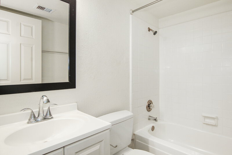 2,015/Mo, 10308 W Calle Del Oro Phoenix, AZ 85037 Bathroom View
