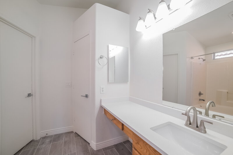 2,295/Mo, 3036 E Pontiac Dr Phoenix, AZ 85050 Main Bathroom View