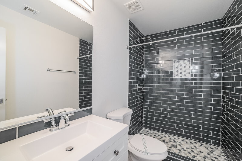 2,295/Mo, 3036 E Pontiac Dr Phoenix, AZ 85050 Bathroom View