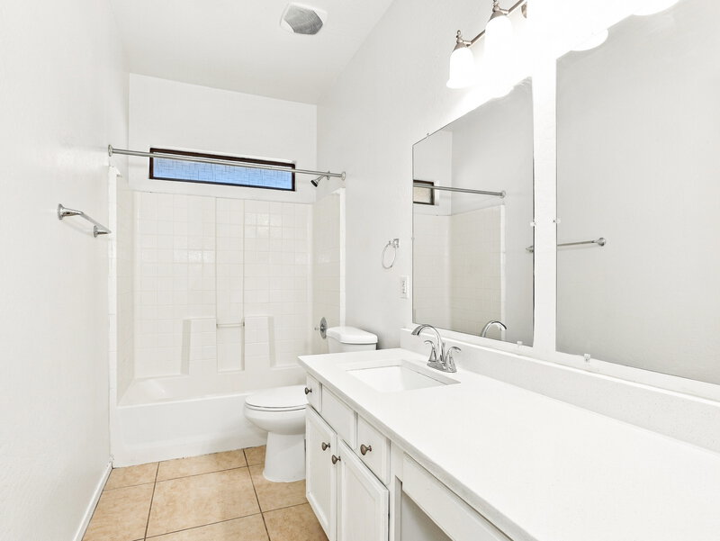 2,045/Mo, 9416 W Odeum Ln Tolleson, AZ 85353 Bathroom View