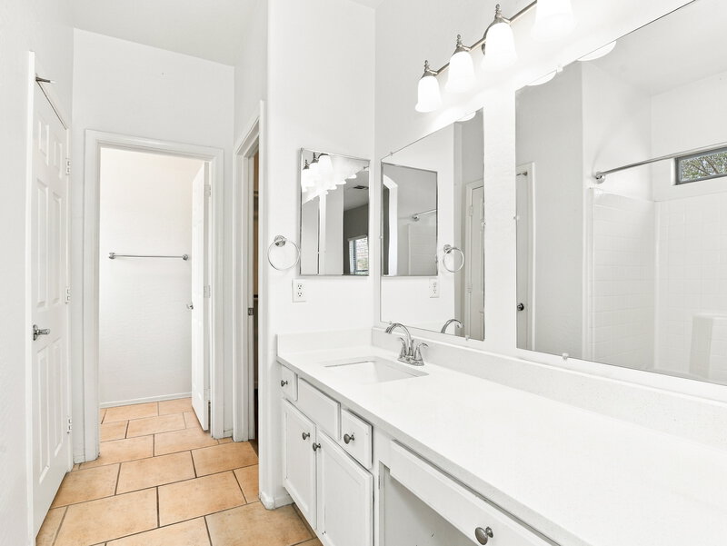 2,045/Mo, 9416 W Odeum Ln Tolleson, AZ 85353 Primary Bathroom View