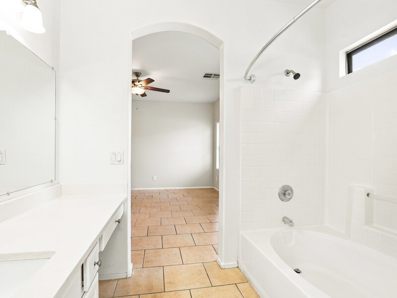 2,045/Mo, 9416 W Odeum Ln Tolleson, AZ 85353 Primary Bathroom View 2
