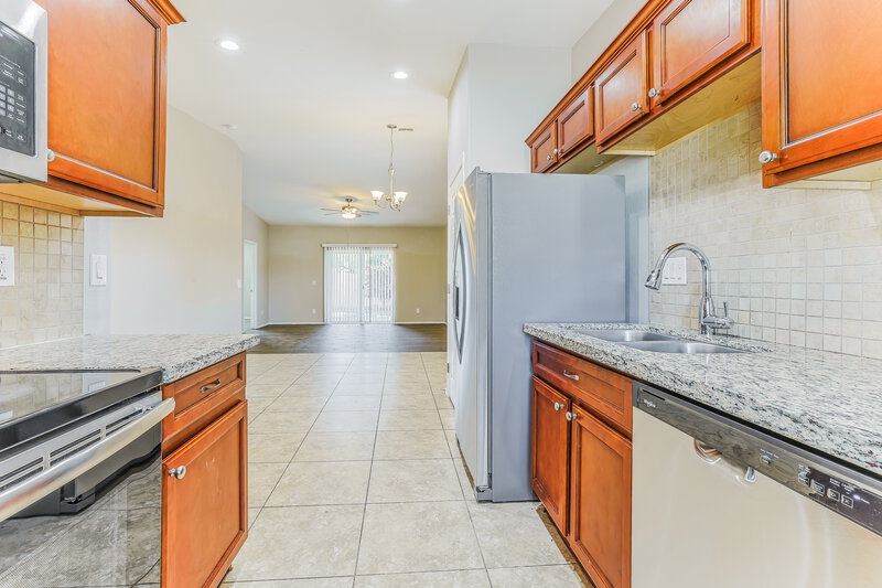 2,095/Mo, 8127 S 5Th Ave Phoenix, AZ 85041 Kitchen View