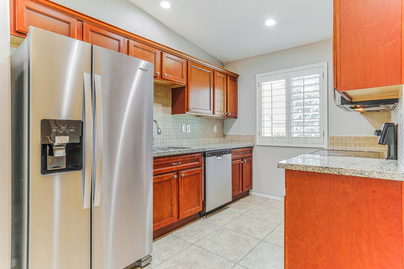 2,095/Mo, 8127 S 5Th Ave Phoenix, AZ 85041 Kitchen View 2