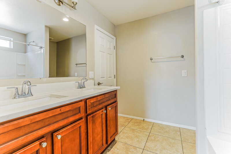 2,095/Mo, 8127 S 5Th Ave Phoenix, AZ 85041 Main Bathroom View