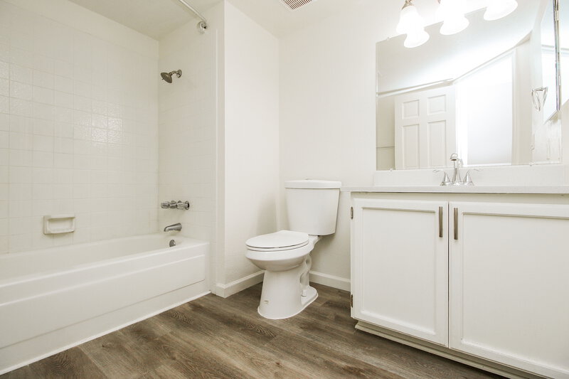 2,045/Mo, 1616 N Alta Mesa Dr # 59 Mesa, AZ 85205 Main Bathroom View