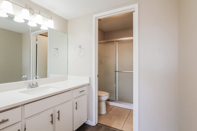 1,975/Mo, 20401 N 8th Avenue Phoenix, AZ 85027 Main Bathroom View