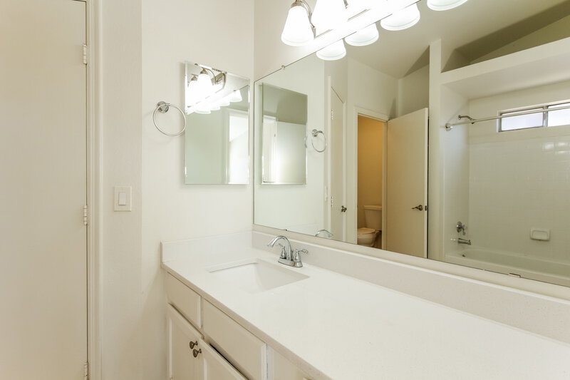 1,990/Mo, 8023 W Krall St Glendale, AZ 85303 Main Bathroom View