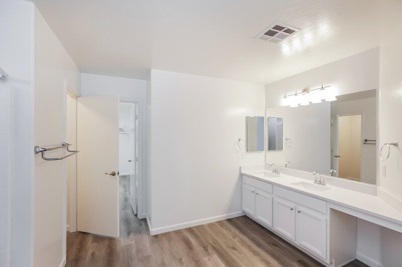 2,280/Mo, 1611 S 120th Ln Avondale, AZ 85323 Main Bathroom View