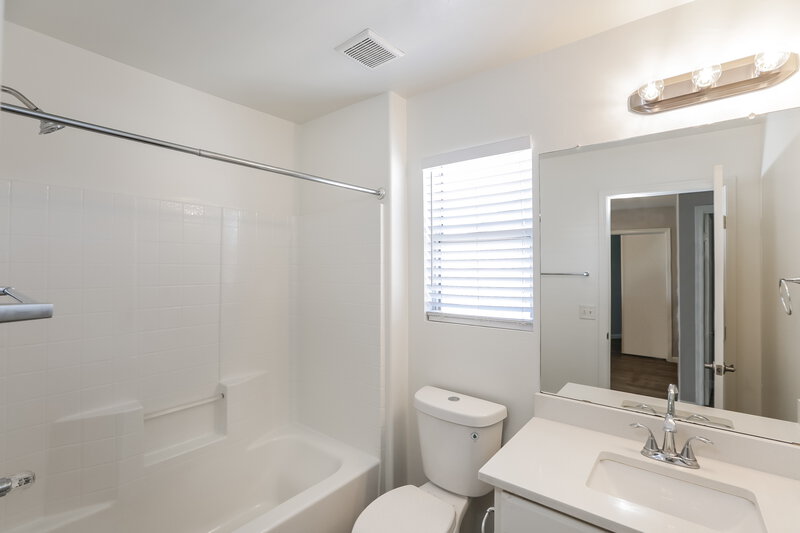 2,280/Mo, 1611 S 120th Ln Avondale, AZ 85323 Bathroom View