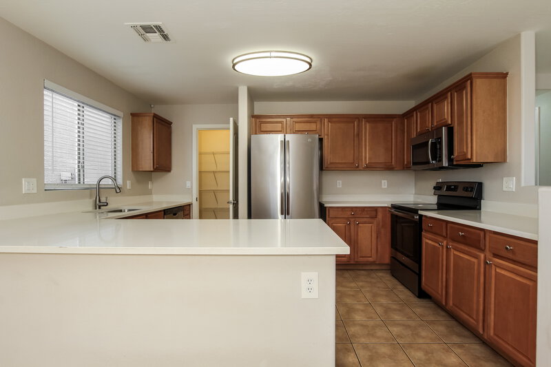 2,425/Mo, 6728 N 130th Ave Glendale, AZ 85307 Kitchen View