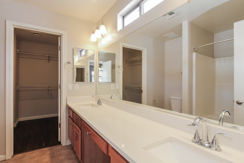 2,425/Mo, 6728 N 130th Ave Glendale, AZ 85307 Main Bathroom View