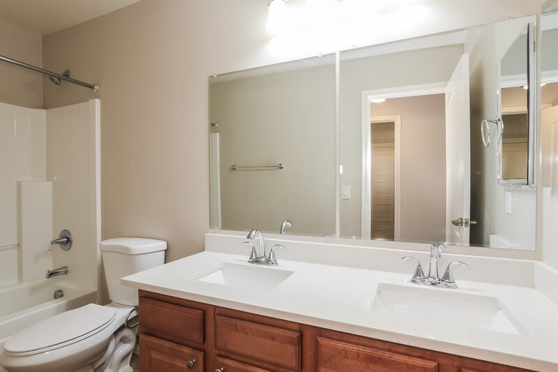 2,425/Mo, 6728 N 130th Ave Glendale, AZ 85307 Bathroom View