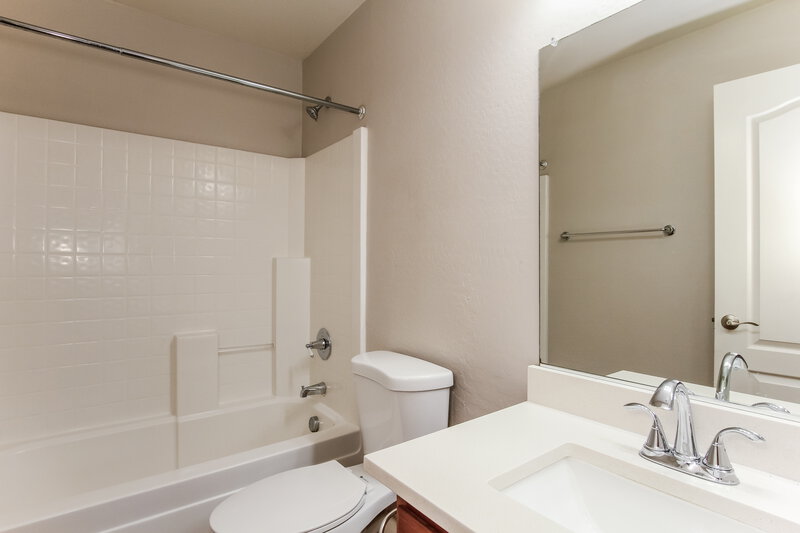 2,425/Mo, 6728 N 130th Ave Glendale, AZ 85307 Bathroom View 2