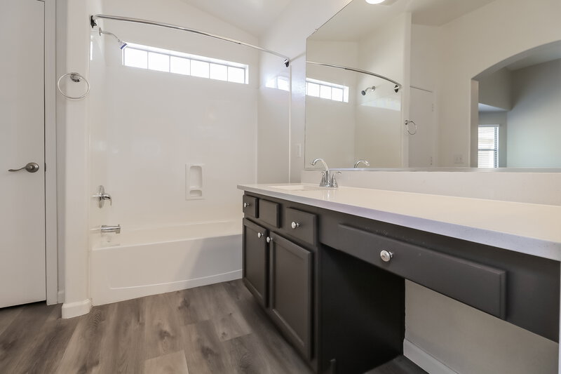 1,925/Mo, 1524 S 86th Ln Tolleson, AZ 85353 Main Bathroom View