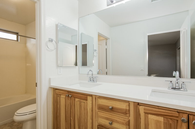 2,110/Mo, 15201 N Honcho Ct El Mirage, AZ 85335 Main Bathroom View