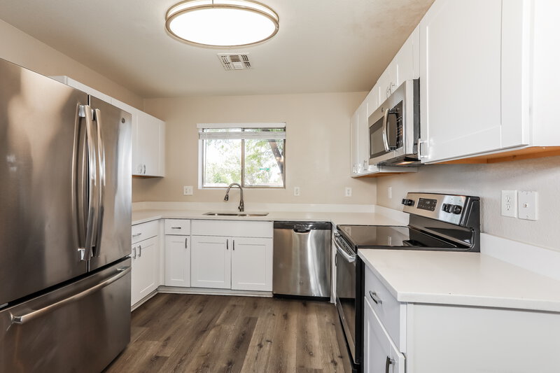 1,630/Mo, 1074 E Silversmith Trl San Tan Valley, AZ 85143 Kitchen View 2