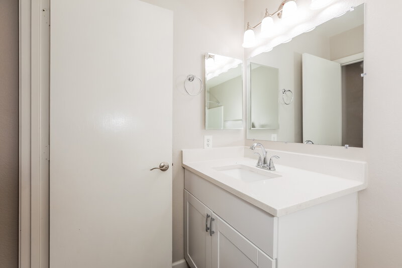 1,630/Mo, 1074 E Silversmith Trl San Tan Valley, AZ 85143 Bathroom View 2