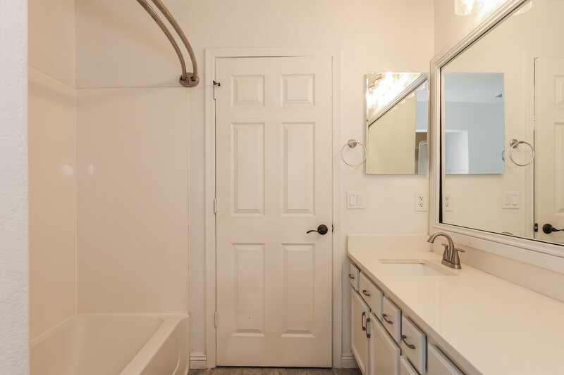 2,045/Mo, 4072 E Mica Rd San Tan Valley, AZ 85143 Main Bathroom View