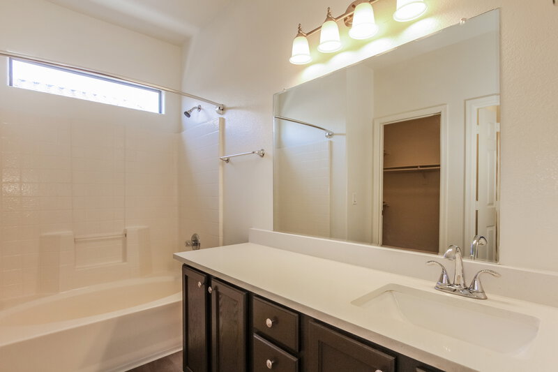1,895/Mo, 610 W Rio Vista Ln Avondale, AZ 85323 Main Bathroom View