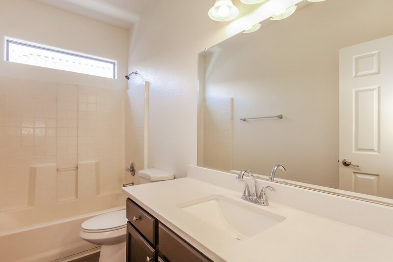 1,895/Mo, 610 W Rio Vista Ln Avondale, AZ 85323 Bathroom View