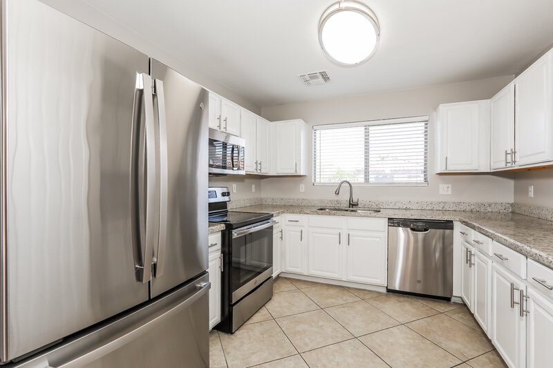 2,590/Mo, 3933 S Illinois St Chandler, AZ 85248 Kitchen View
